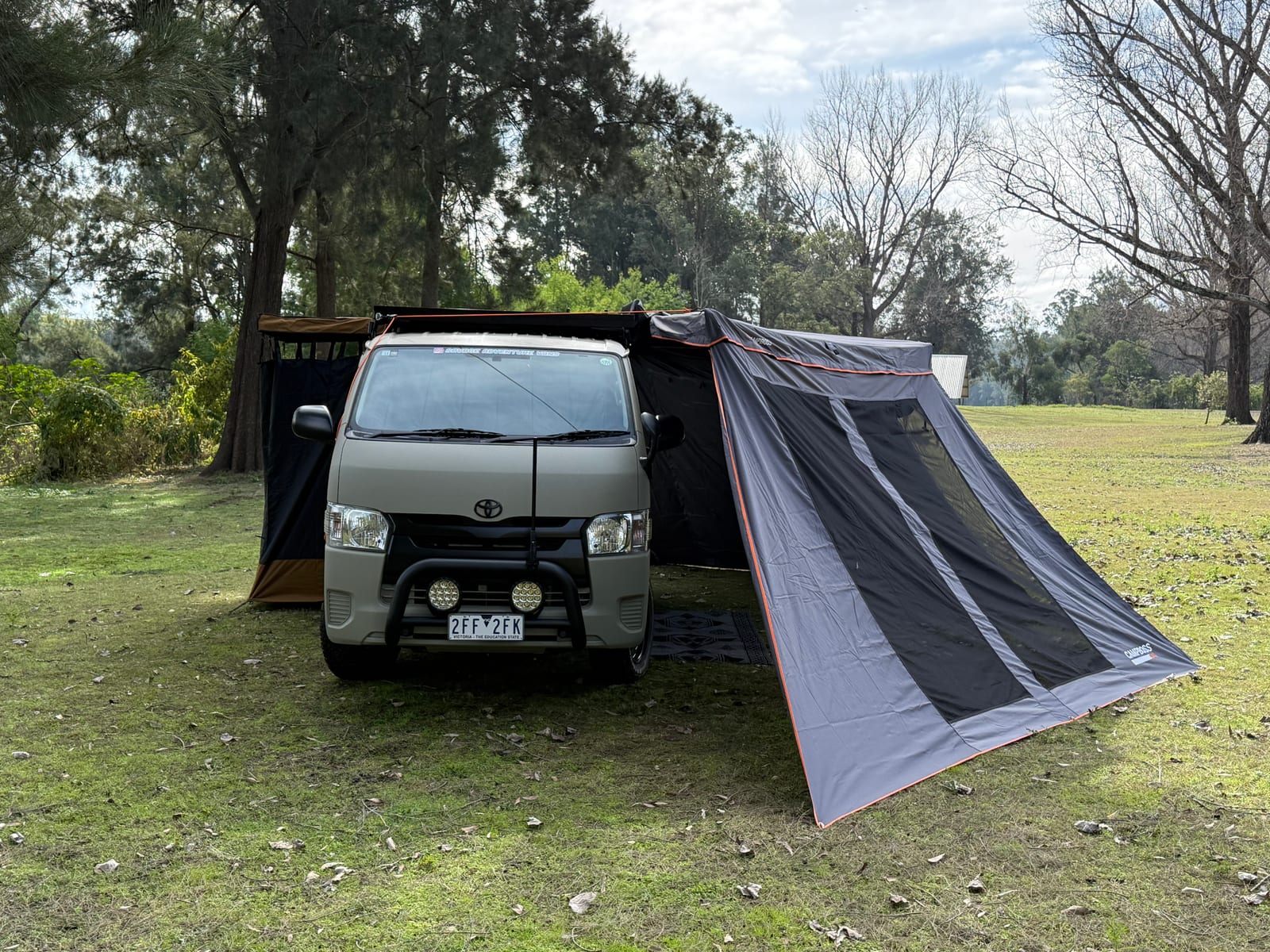 Khaki 4&times;4 Hiace &mdash; Side annexe walled in