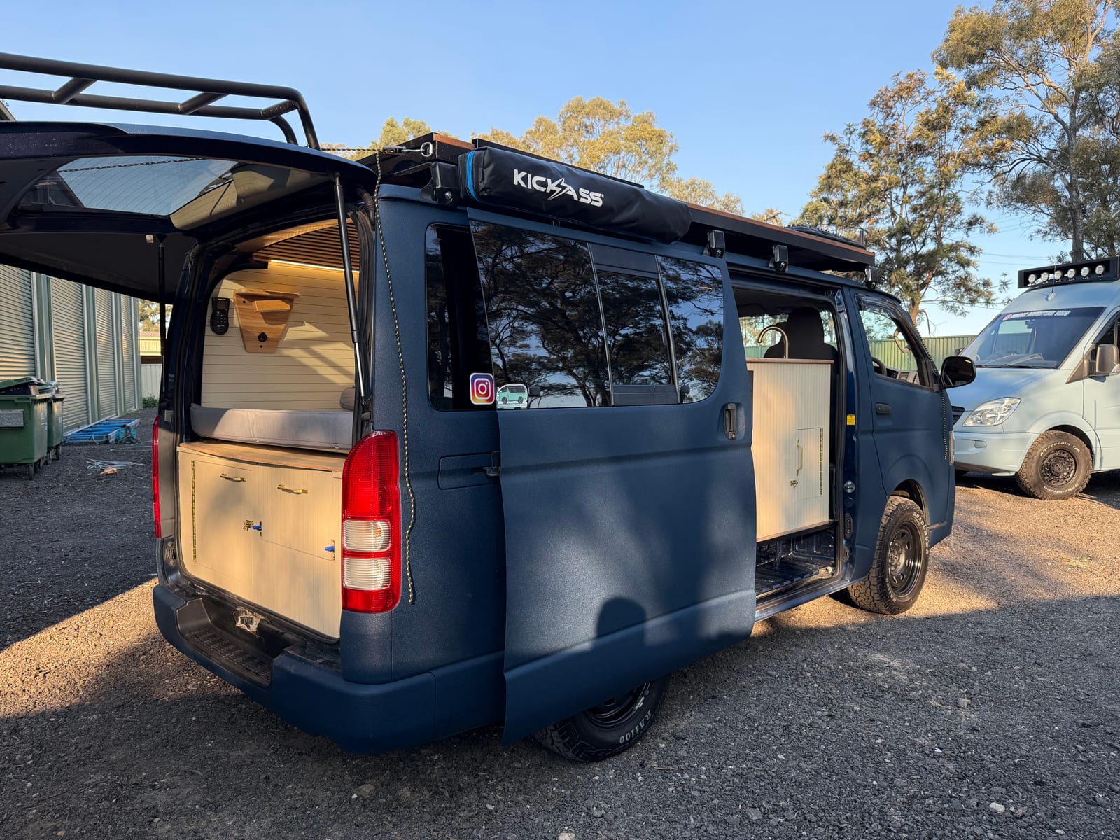 Navy 4&times;4 Hiace &mdash; Side on with the roof rack loaded