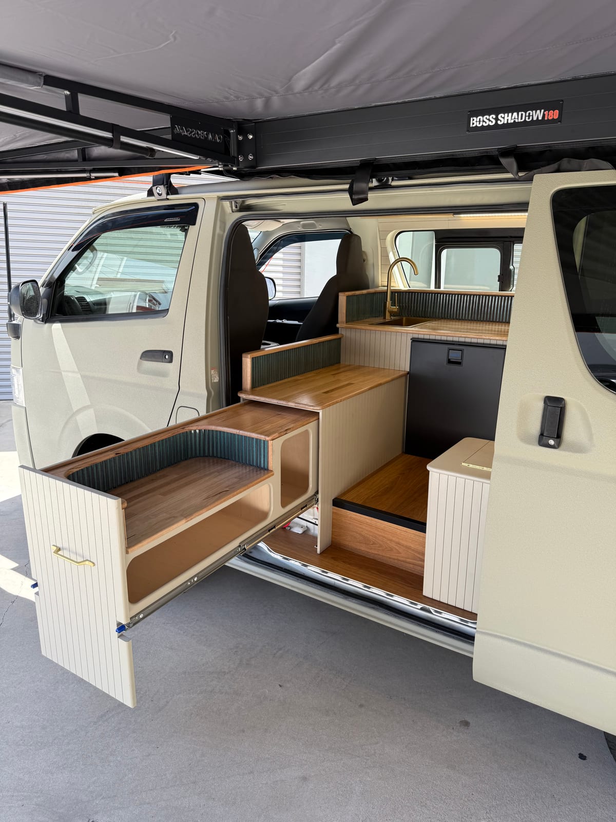 Sand Hiace &mdash; Drawer bank opened up